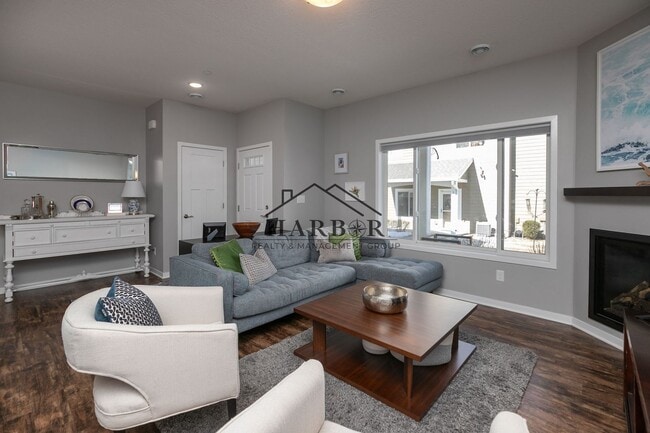 Building Photo - Contemporary 3 Bedroom Towhome in NW Roche...