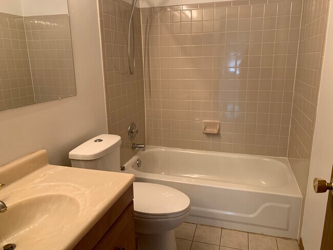 Building Photo - 538 Lasalle Ct