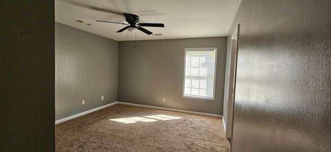 Building Photo - Single Family Home w/ Fenced in Backyard