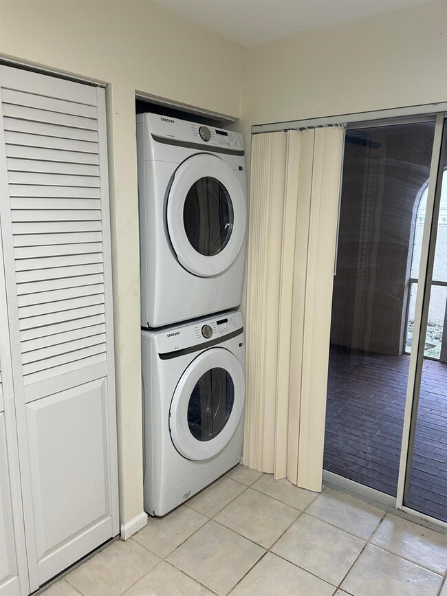 Building Photo - 6542 Via Regina