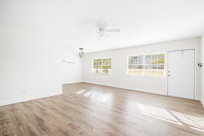 Building Photo - 2455 NE 51st St