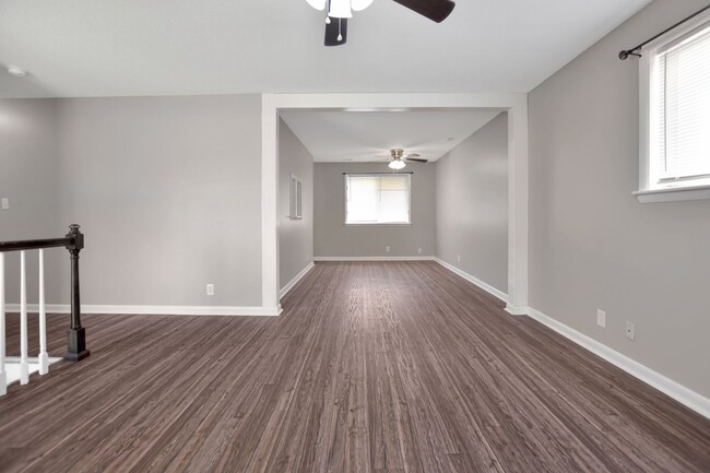 Building Photo - Pet Friendly Three Bedroom!