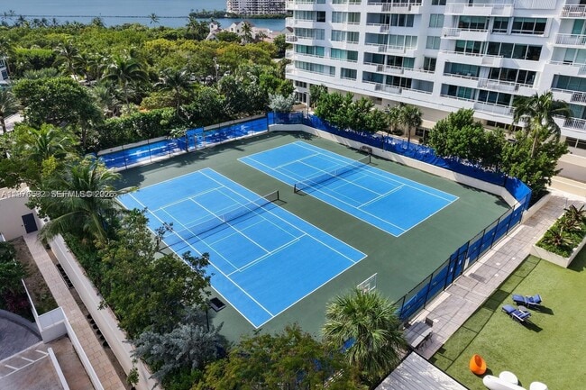 Building Photo - 300 South Pointe Dr