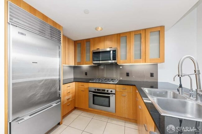 Building Photo - 333 1st St