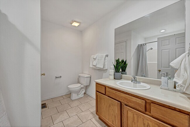 Building Photo - 864 Melmar Dr