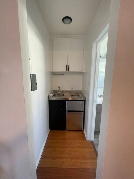 Building Photo - 2901 Kenwood Ave