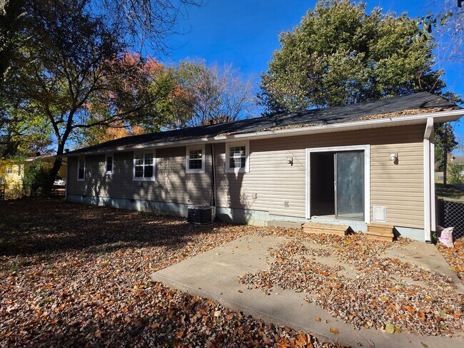 Building Photo - Charming 3 bedroom close to campus and I49