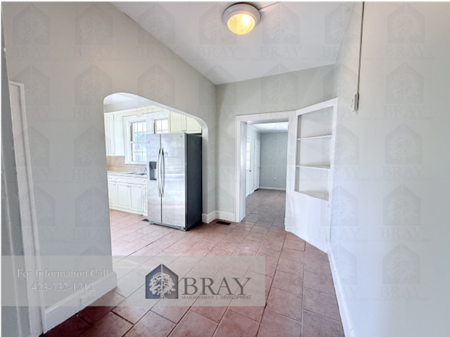 Building Photo - Charming & Spacious 1930s Home in a Centra...