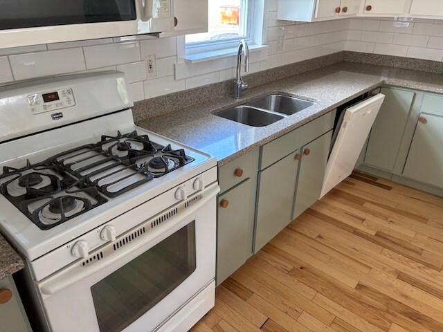 Kitchen detail. Shown here is the gas range, the microwave, and the dishwasher. - 52 Rose St
