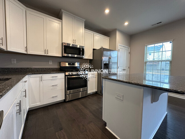 Building Photo - Beautiful 3 Bed Townhome in Eagle Lake Sub...
