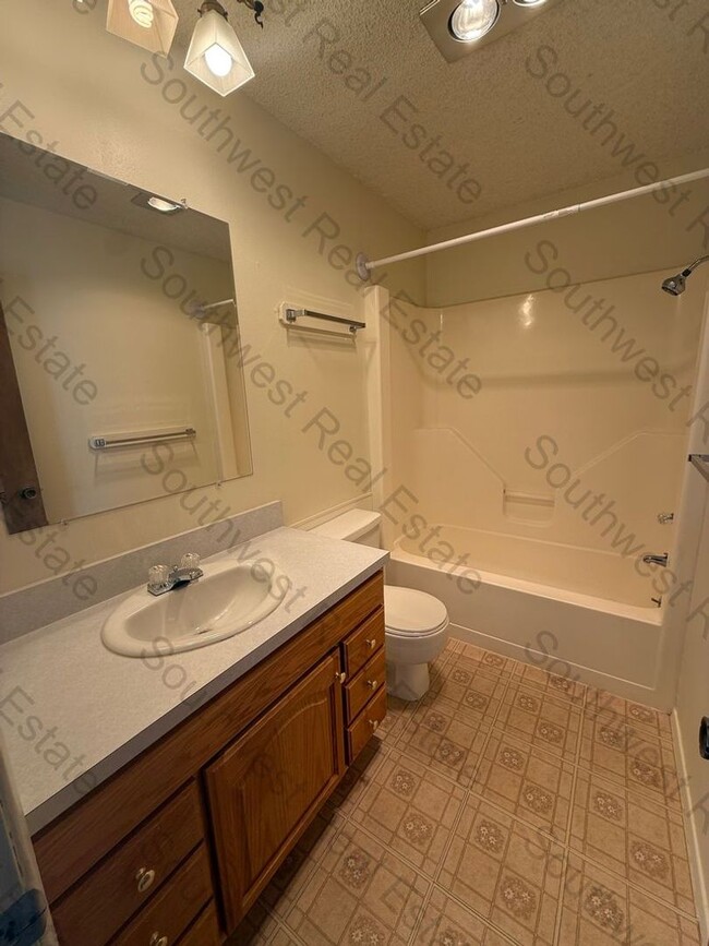 Building Photo - Spacious 2-bedroom 2 baths on the golf course!