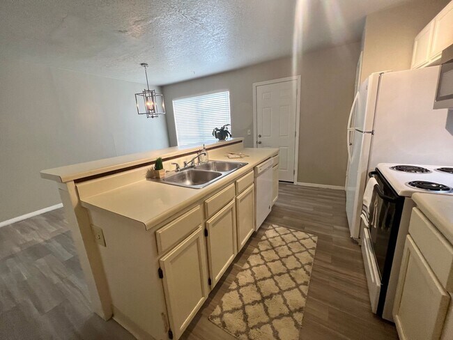 Building Photo - Norman Duplex- Bright and Modern!