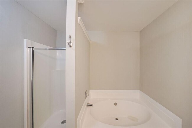 Building Photo - 2062 Lakeshore Overlook Dr