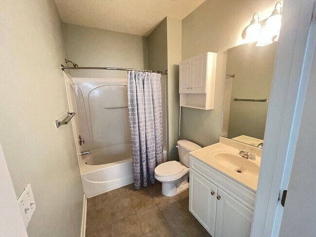 Building Photo - First Floor, 2 Bedroom, 2 Bath Condo with Screened Patio! Community Pool! Available Now!