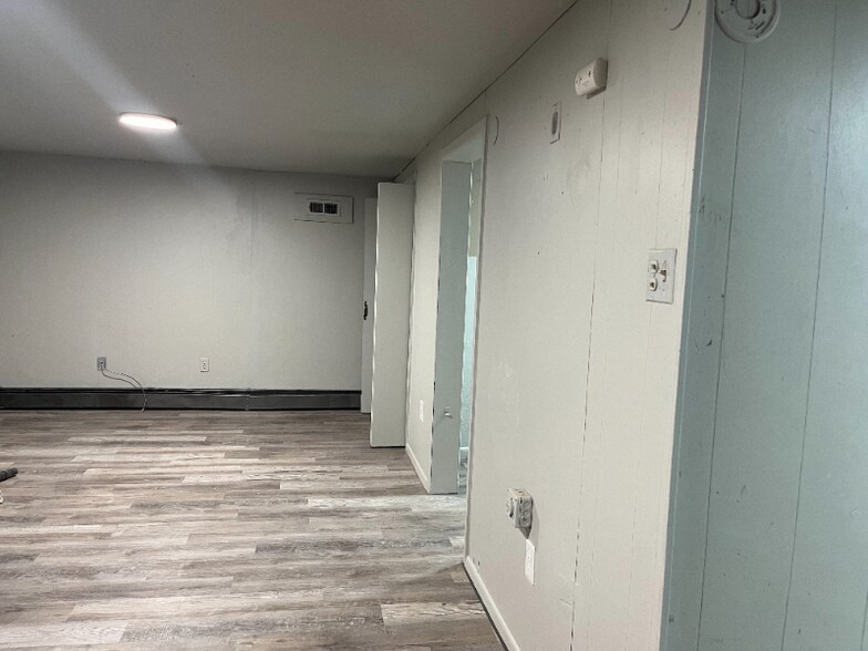 Building Photo - 510 N Queens Ave