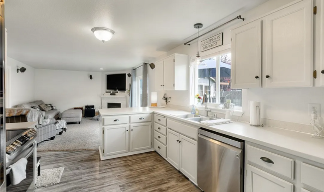 Building Photo - Beautiful Designer 3 bedroom home in Quiet...