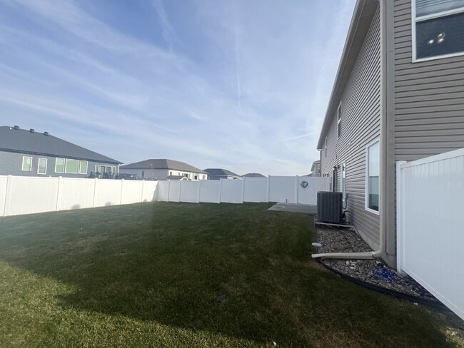 Building Photo - Newer 3-Bed Townhome in NW Columbus, attached double car garage and private back yard!