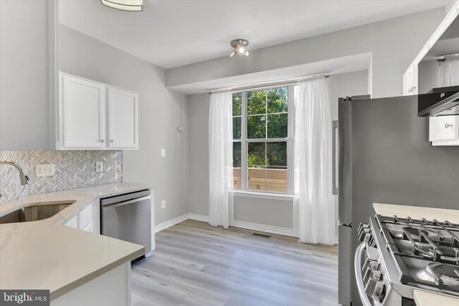 Building Photo - 9411 Royal Bonnet Terrace