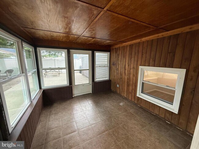 Building Photo - 417 Greenview Dr
