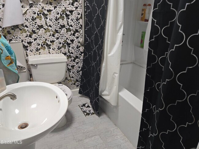 Building Photo - 318 Ridge St