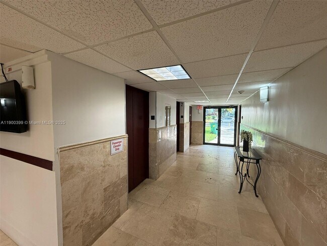 Building Photo - 4174 Inverrary Dr