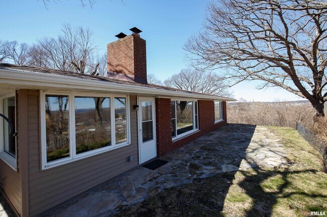 Building Photo - 4640 5th Ave