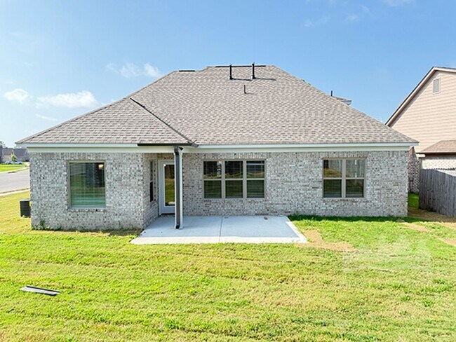 Building Photo - Welcome to this spacious 4 bedroom, 3 bath...