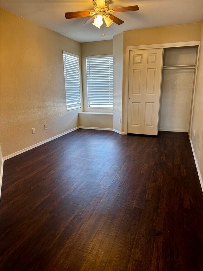 Building Photo - FOR RENT