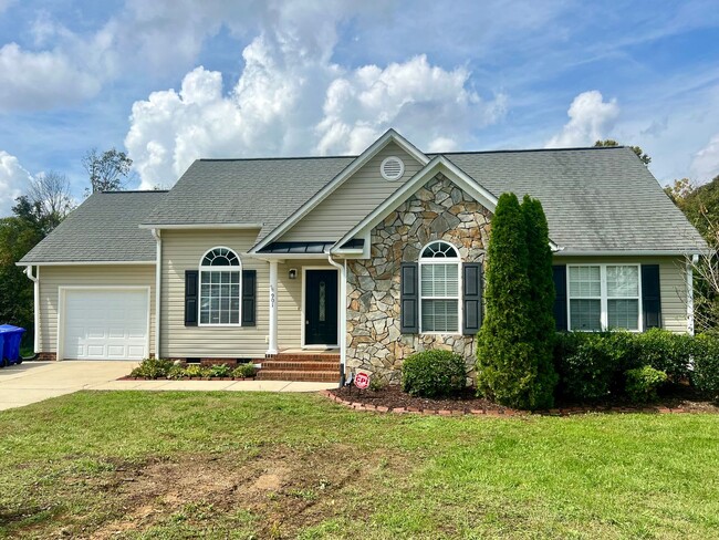 Building Photo - Three bedroom, 2 bath house in Mebane-Move...