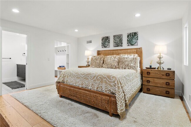 Building Photo - 520 Iris Ave