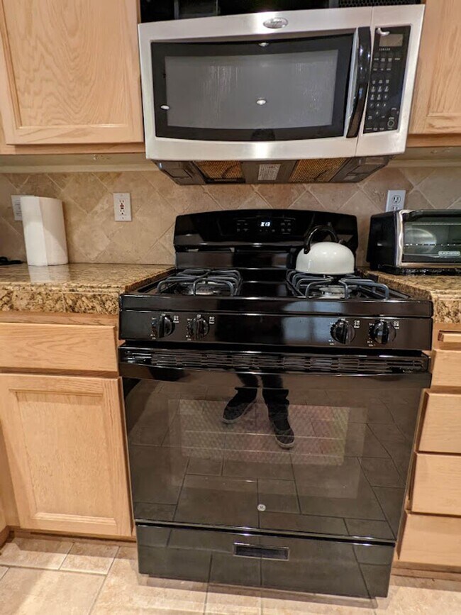 Building Photo - You will love this beautiful townhouse near Victoria Gardens!