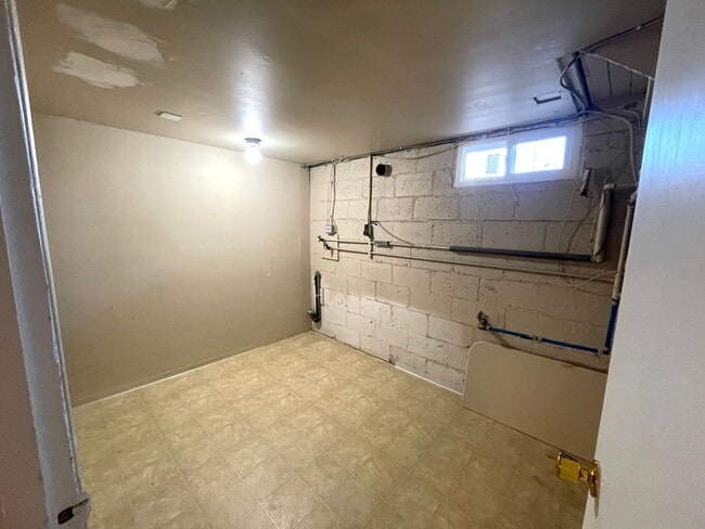 Building Photo - Spacious 2+ Bedroom Duplex Unit in Richlan...