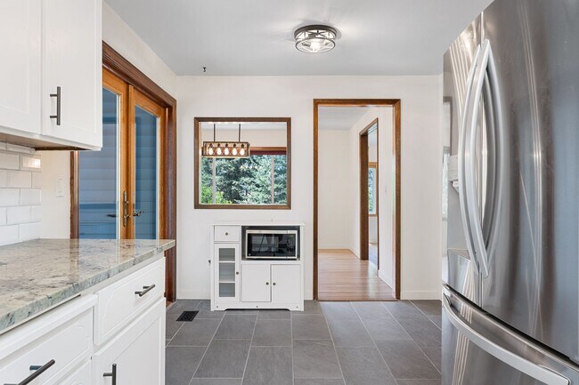 Building Photo - Beautiful 5-Bedroom close to Greenbluff. Mead/Mt Spokane District