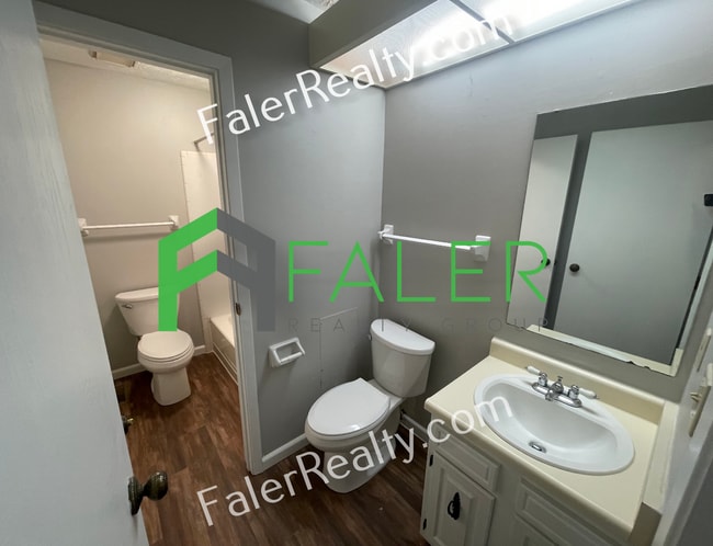 Building Photo - 2 bedroom, 1.5 bath apartment available now!