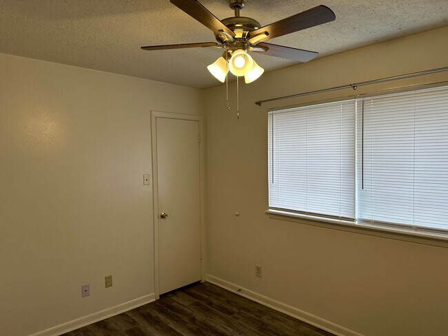 Building Photo - College Station - 2 bedroom - 1 bath - fenced in yard - WD connections