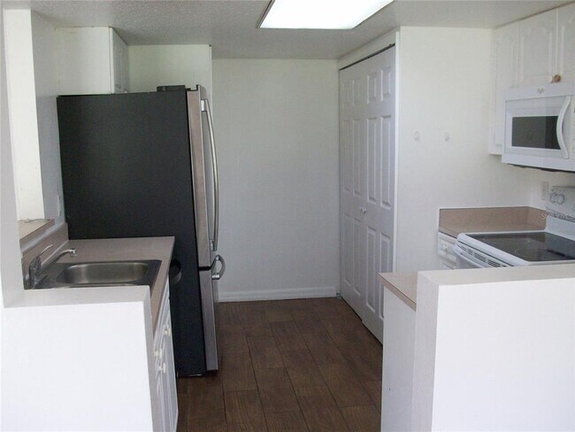 Building Photo - 511 Coconut Palm Way