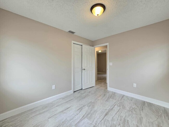 Building Photo - NEWLY RENOVATED 3 Bedroom 1.5 Bath now for...
