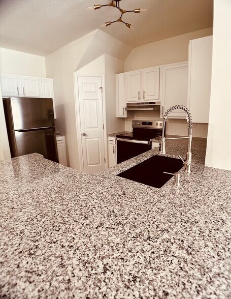 Kitchen Countertop - 1575 Ridenour Pkwy NW