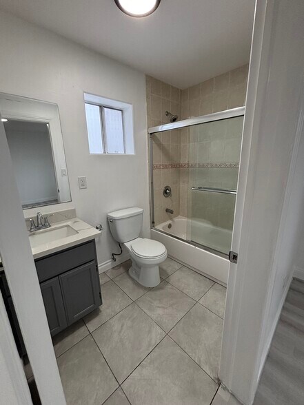 Building Photo - 2429 E 110th St