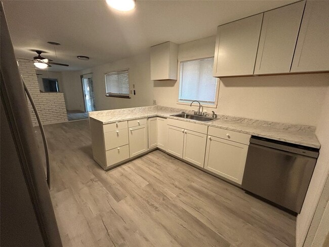 Building Photo - 617 Forest Ln