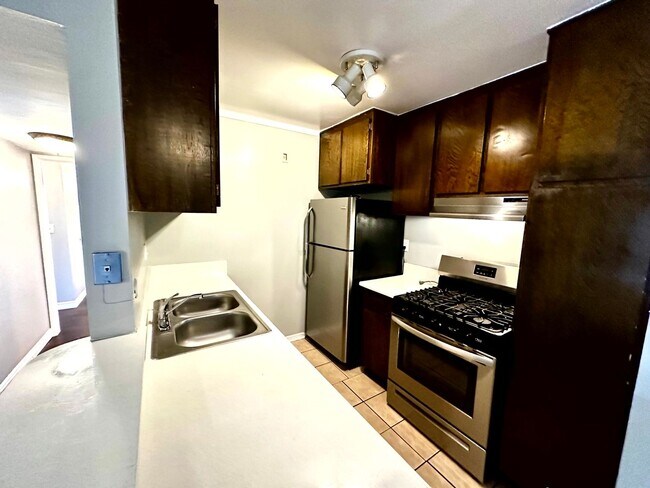 Building Photo - ***MOVE-IN SPECIAL 2 WEEKS FREE RENT***Spa...