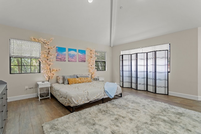 Building Photo - 1015 E Verdugo Ave