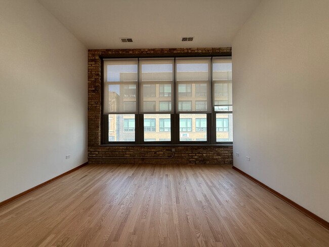 Building Photo - Gorgeous 1 Bedroom +Lofted Den Apartment in Avondale - Laundry In Unit!