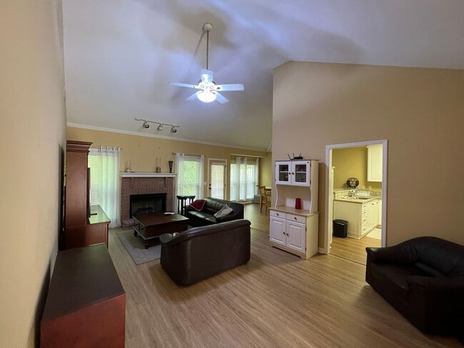 Building Photo - 32 Oak Park Point