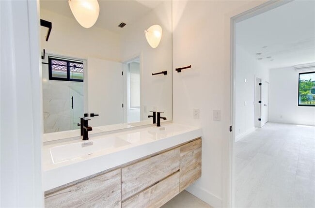 Building Photo - 2550 Jardin Terrace