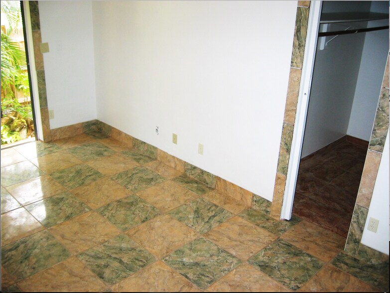 East bdrm & walk in closet - 4210 SW 51st St