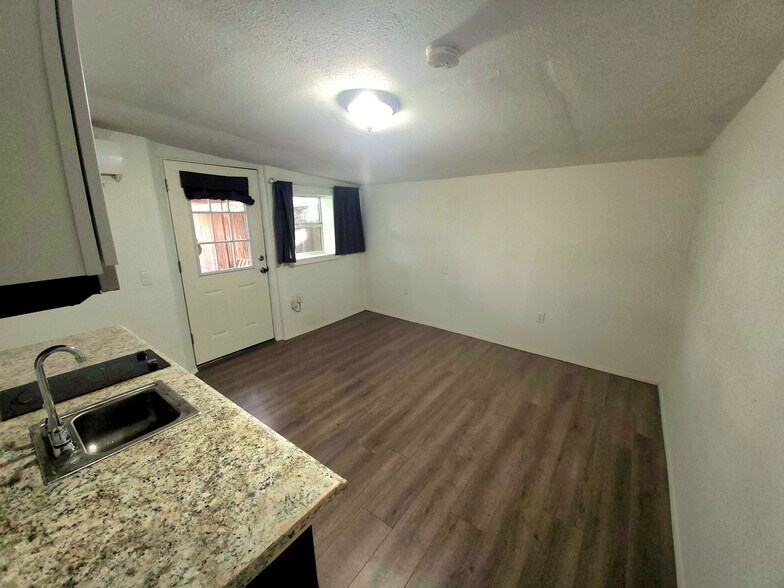 Studio - 4720 SE 52nd Ave