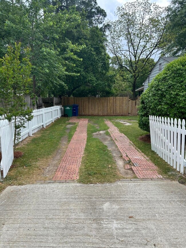 Building Photo - 408 Palm Dr