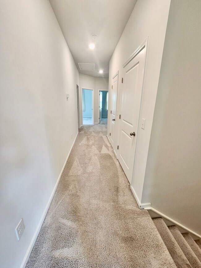 Building Photo - Well maintained end unit townhome in Grand...