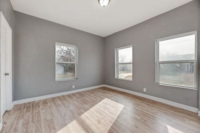 Building Photo - 815 N Travis St